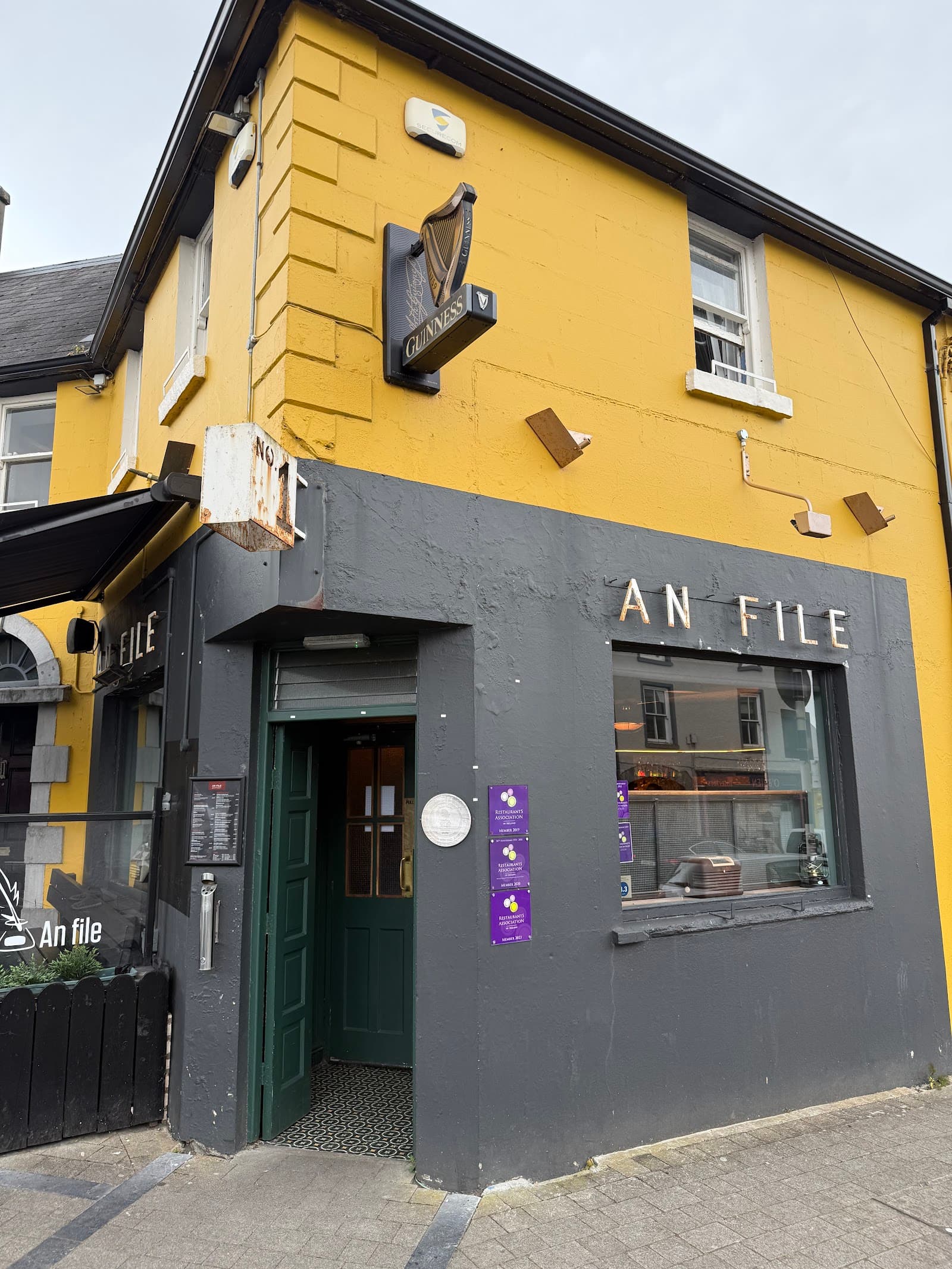 An file Bar — Irish pub in Westport