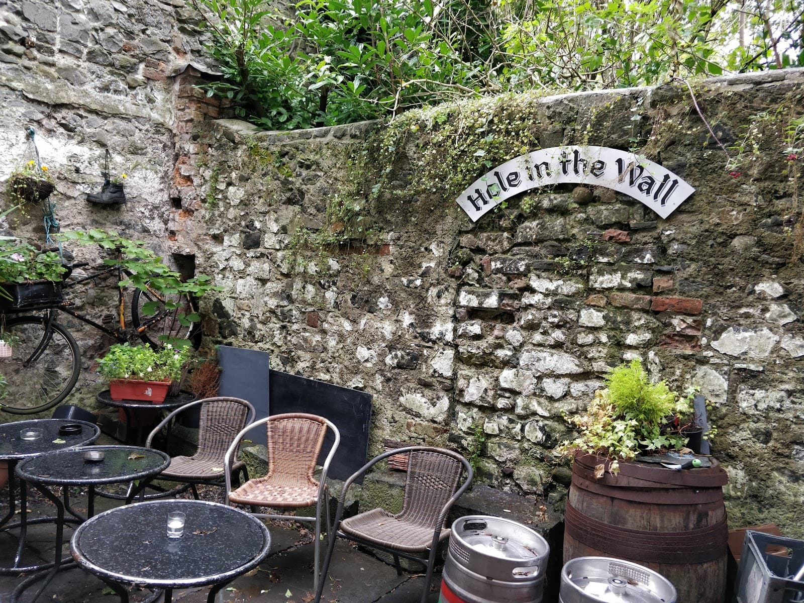 Hole in the Wall — Irish pub in Kilkenny
