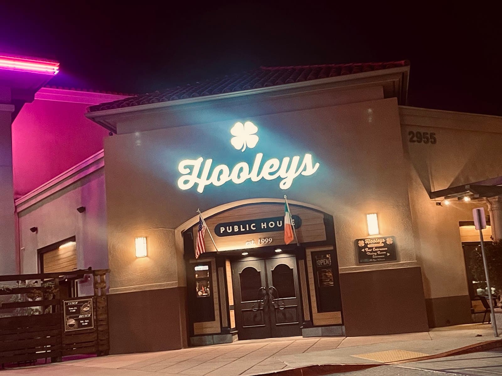 Hooleys Public House — Irish pub in El Cajon