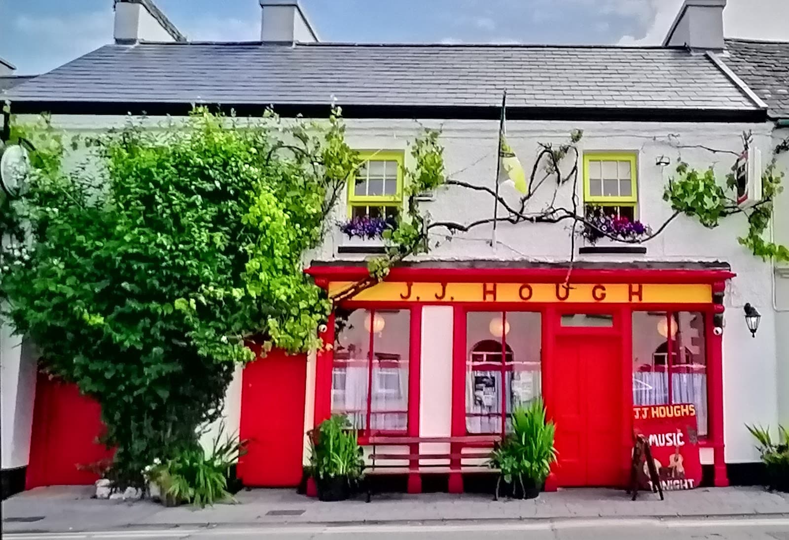 JJ Hough's Singing Pub — Irish pub in Banagher