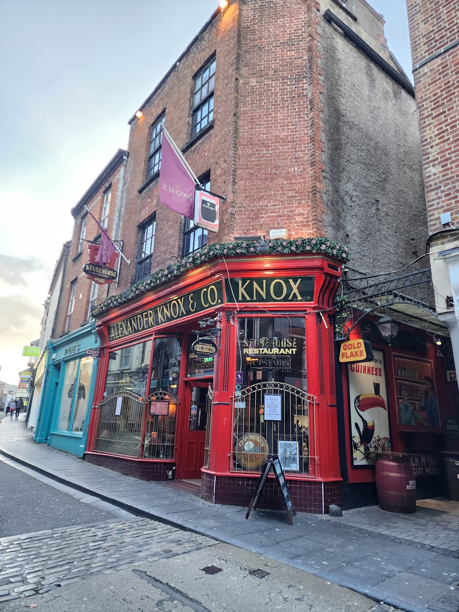 Knox's Pub & The Storehouse Restaurant — Irish pub in Ennis