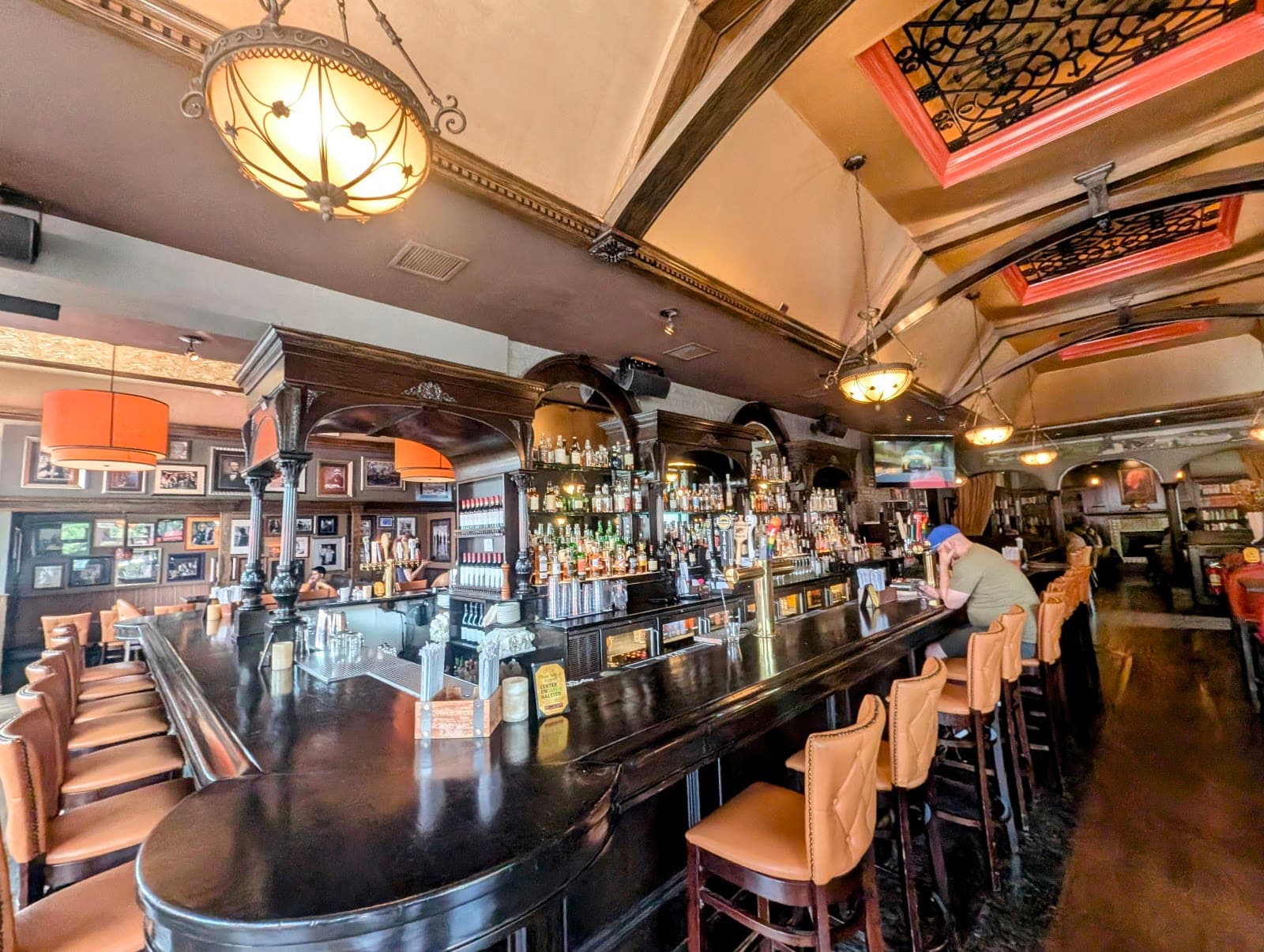 Lady Gregory's Irish Bar & Restaurant — Irish pub in Chicago