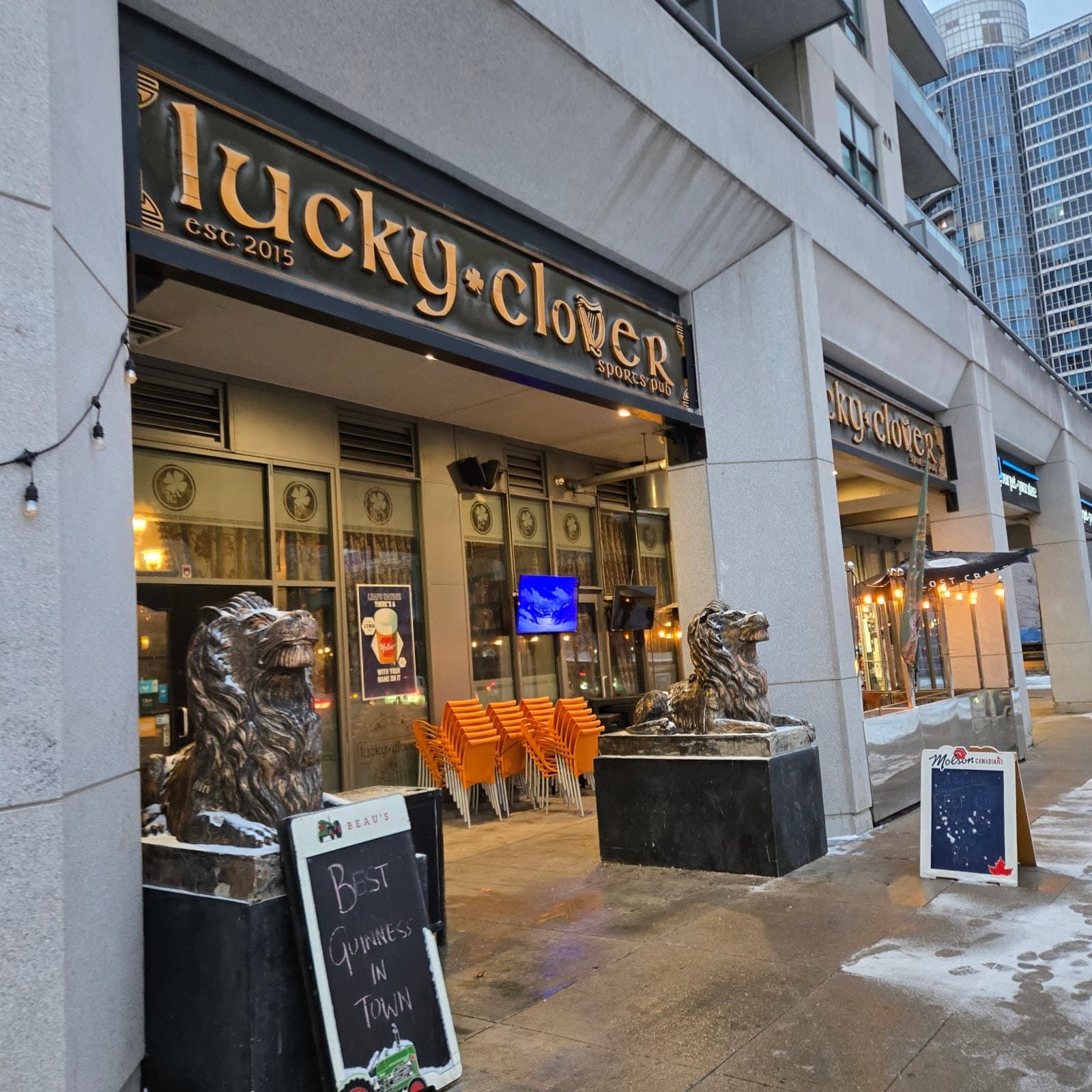 Lucky Clover Irish Sports Pub — Irish pub in Toronto