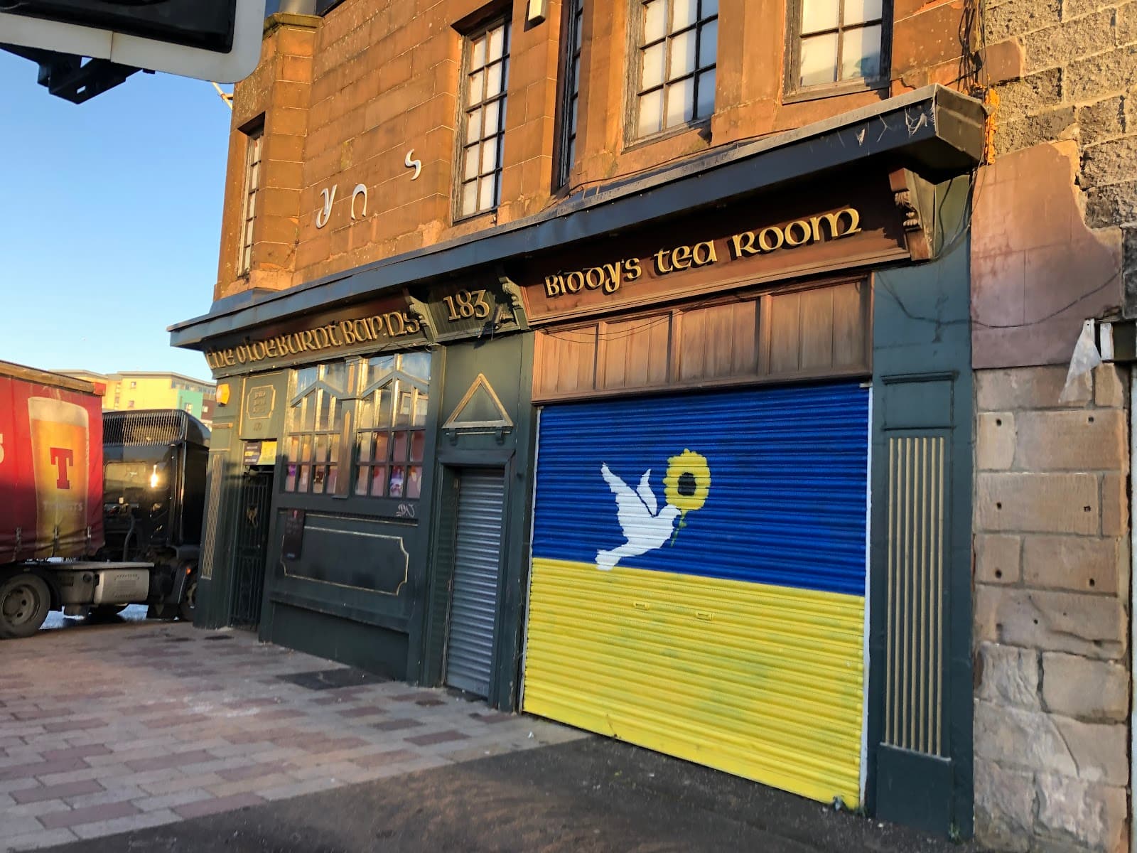 The Old Burnt Barns, Lynchs Bar — Irish pub in Glasgow