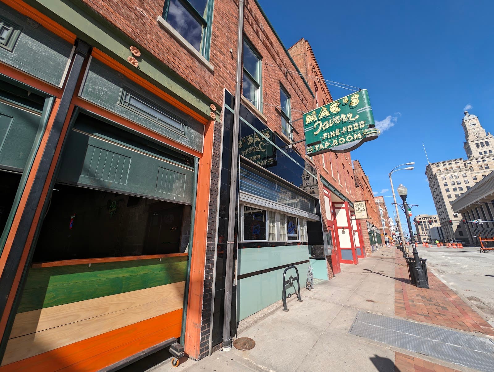 Mac's Tavern — Irish pub in Davenport