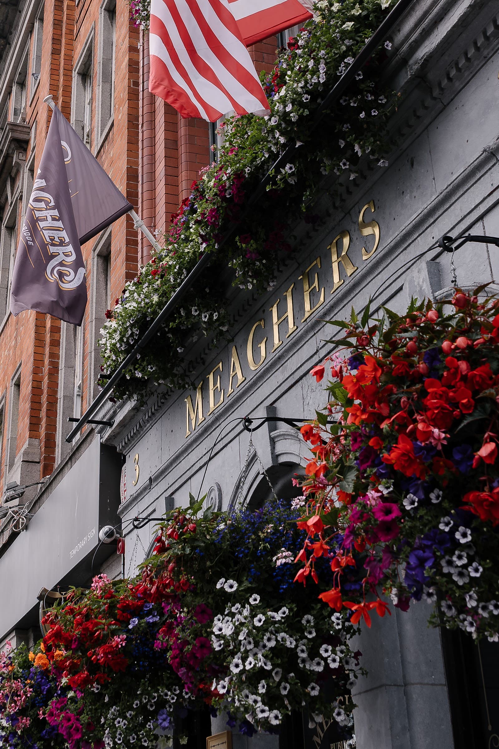 Meaghers O’Connell Bridge — Irish pub in Dublin