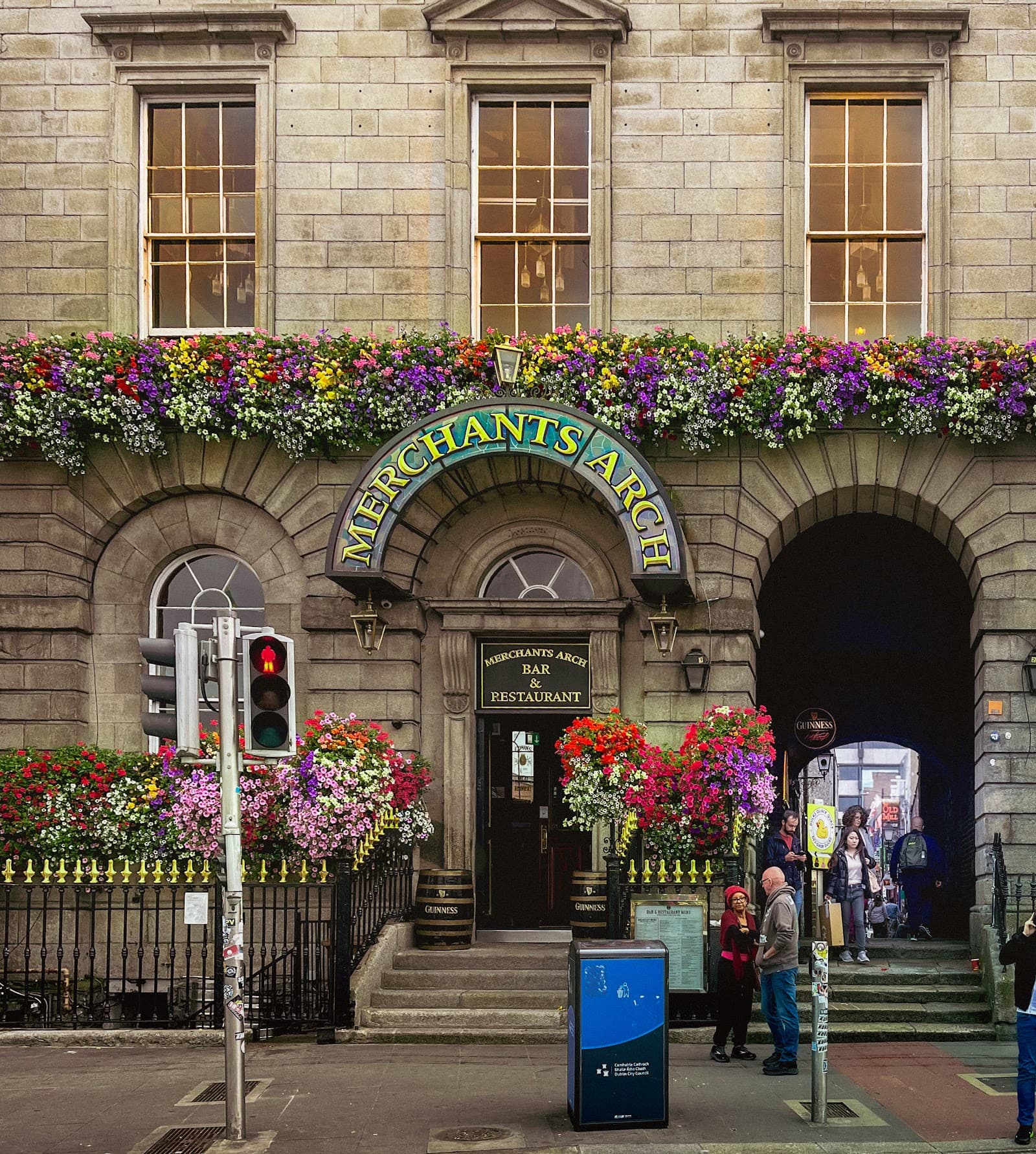 Merchant's Arch — Irish pub in Dublin