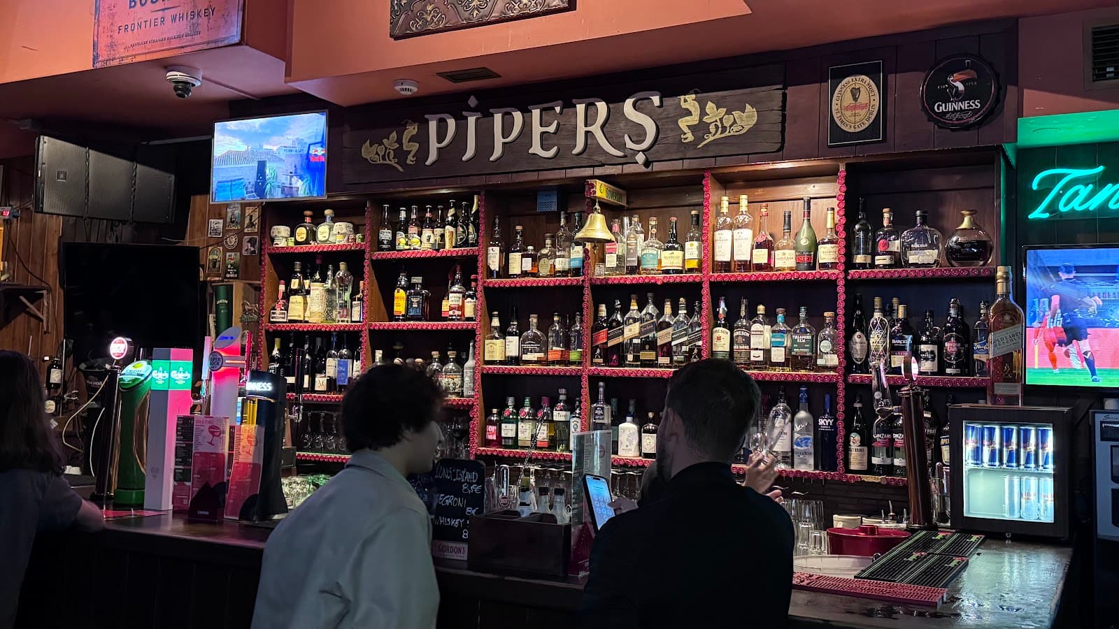 Piper's Irish Pub — Irish pub in Faro