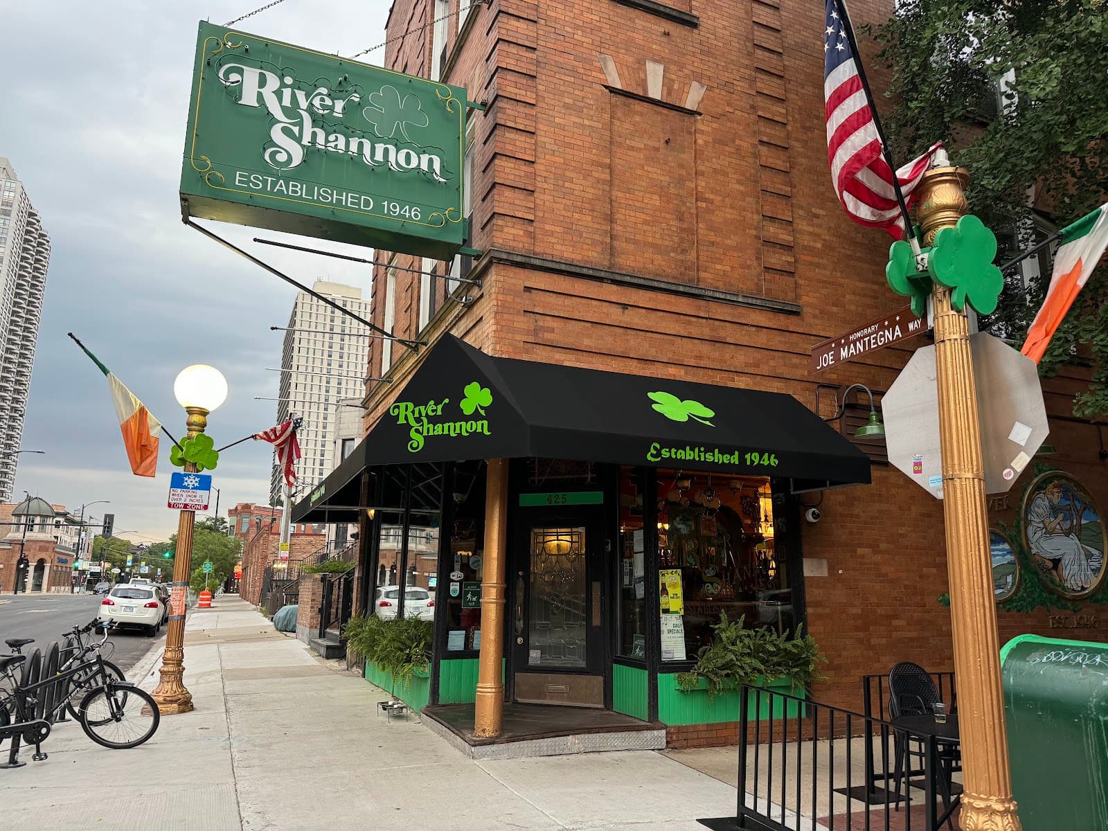 River Shannon — Irish pub in Chicago