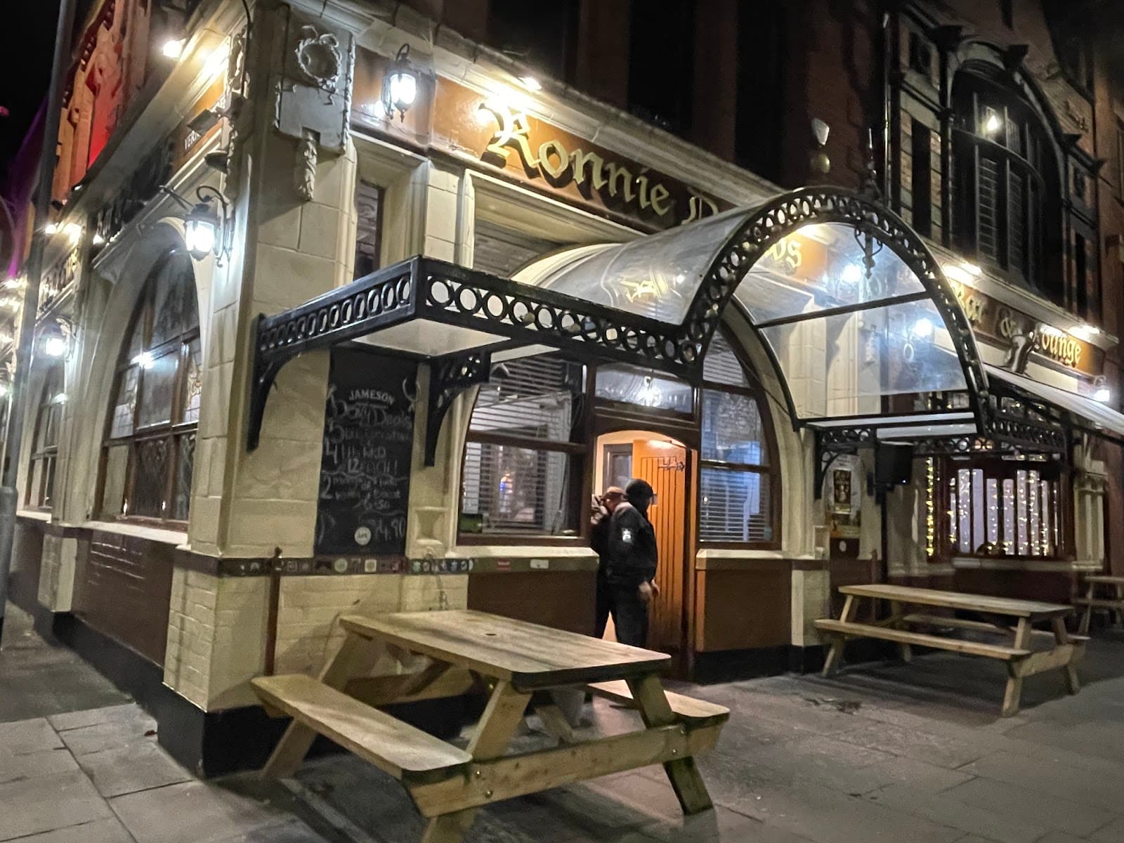 Ronnie Drews — Irish pub in Belfast