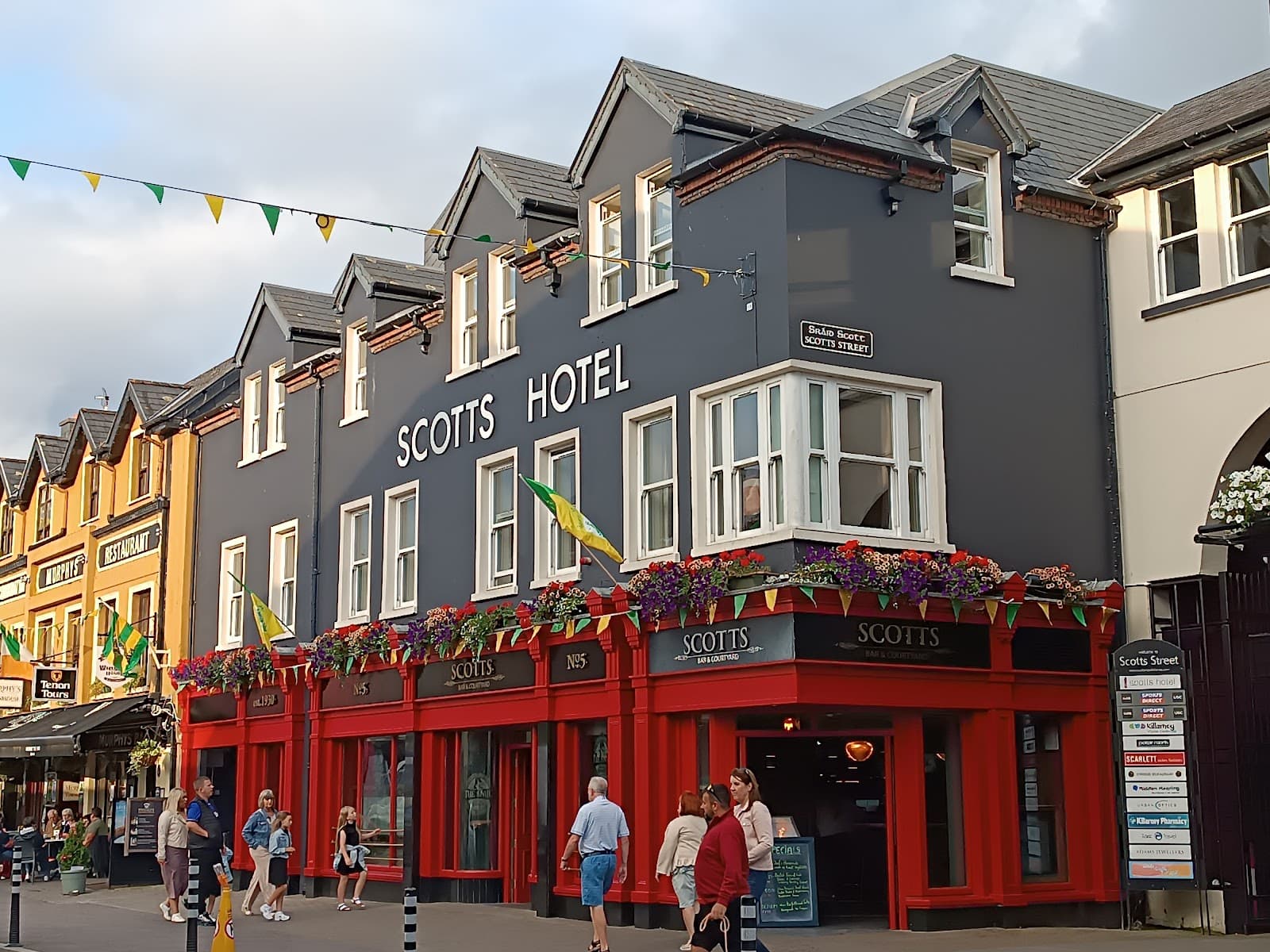 Scotts Bar & Courtyard — Irish pub in Killarney