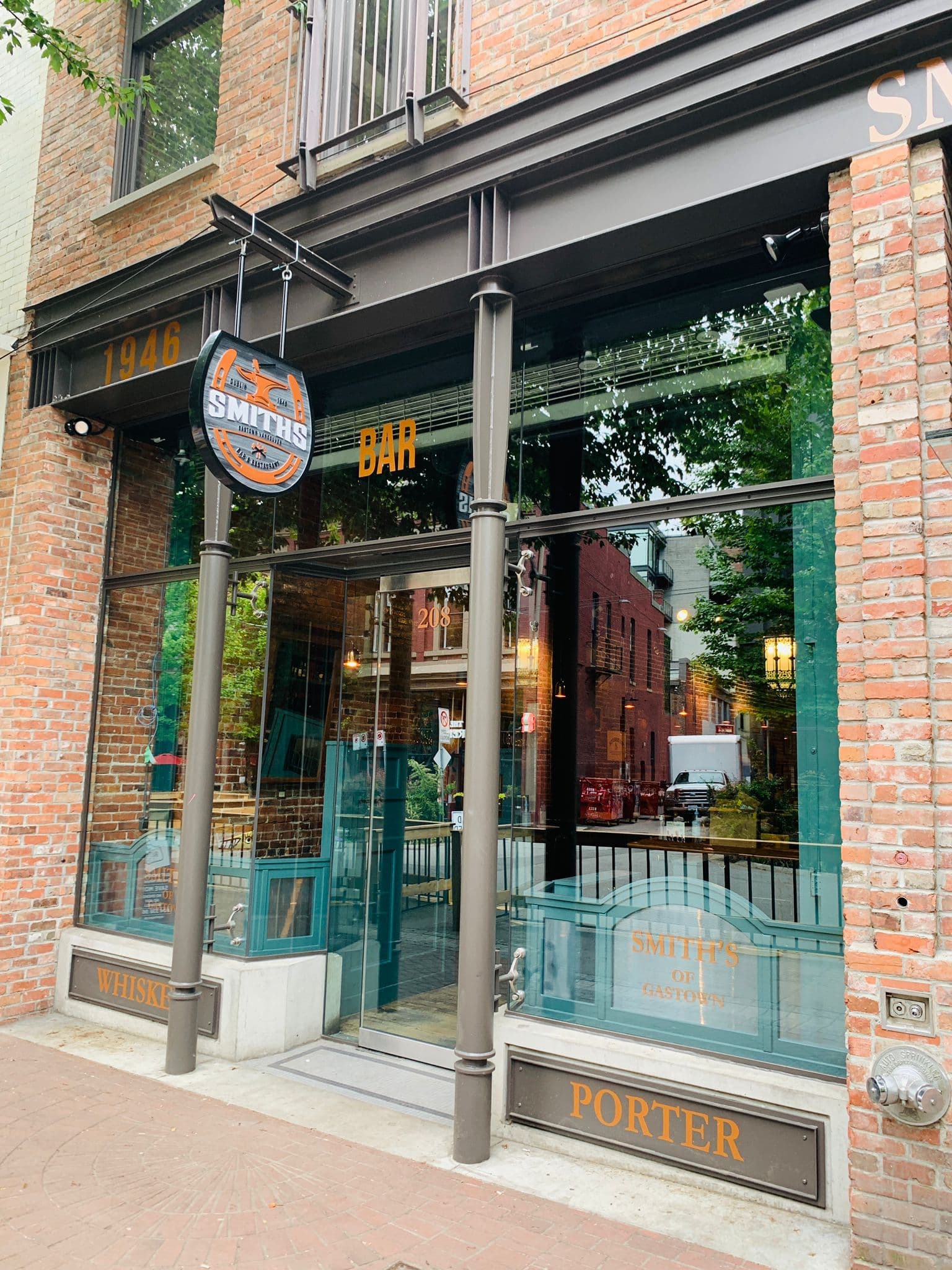 Smith's Irish Pub — Irish pub in Vancouver