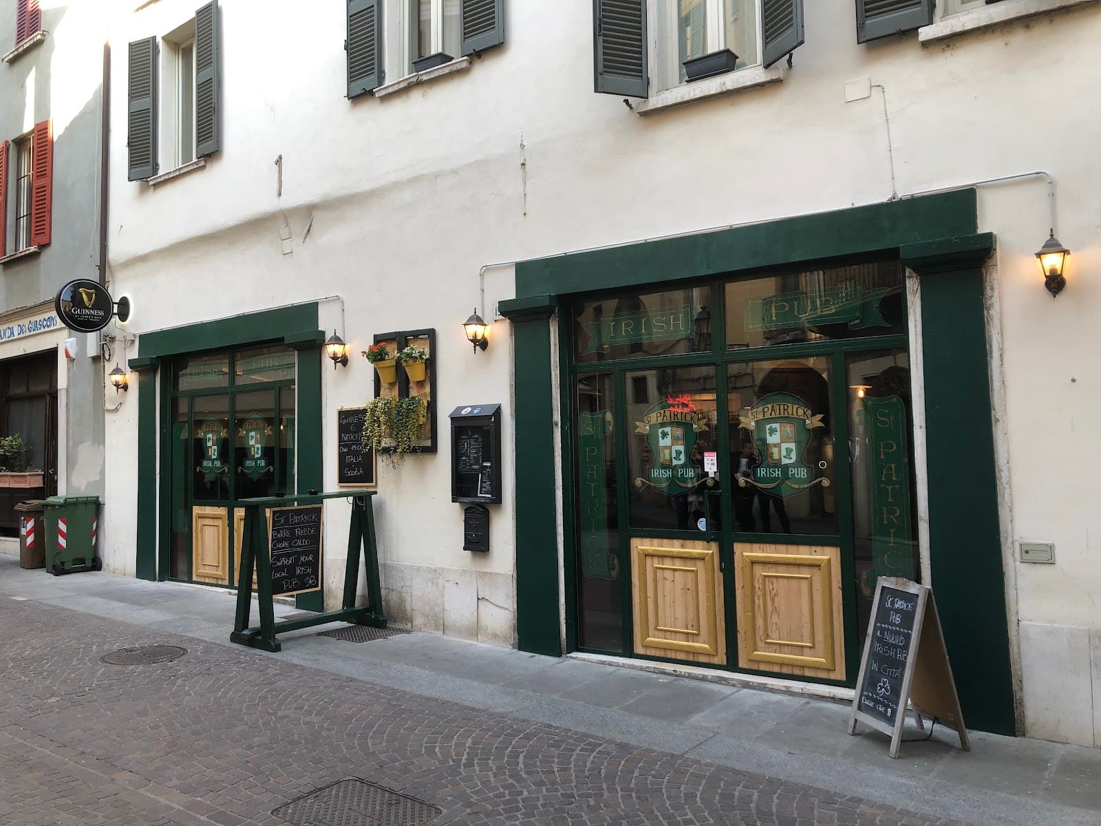 St. Patrick Irish Pub — Irish pub in Brescia