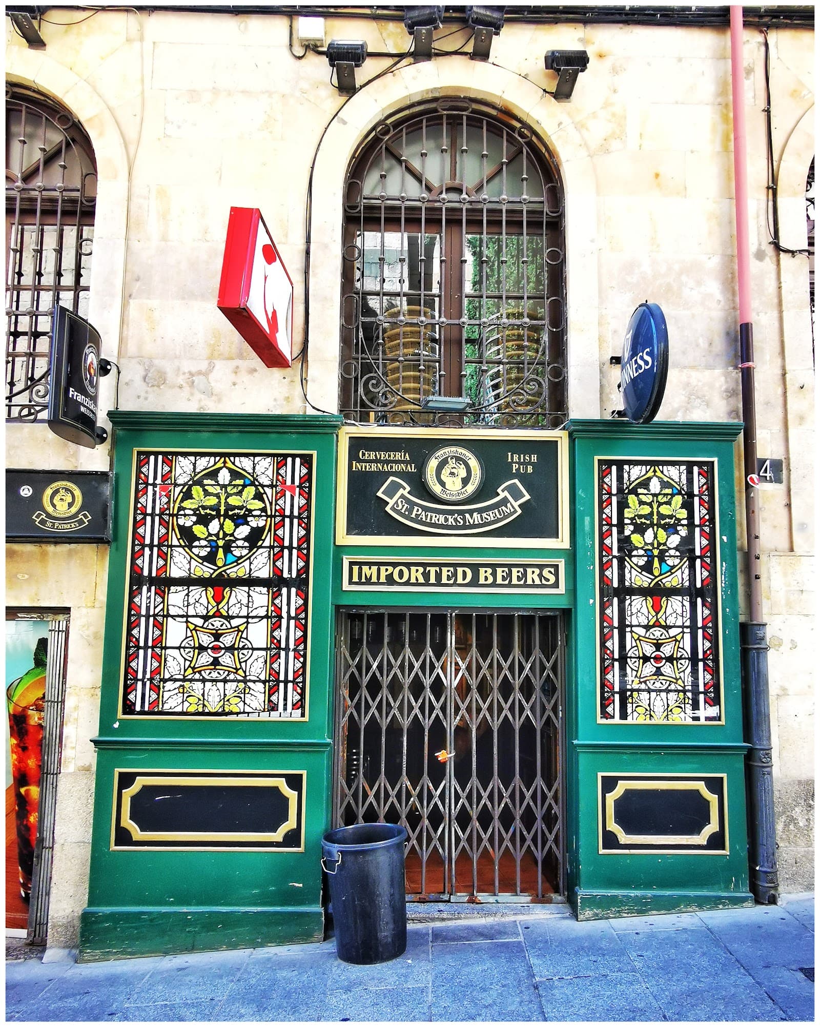 St. Patrick's Irish Pub — Irish pub in Salamanca