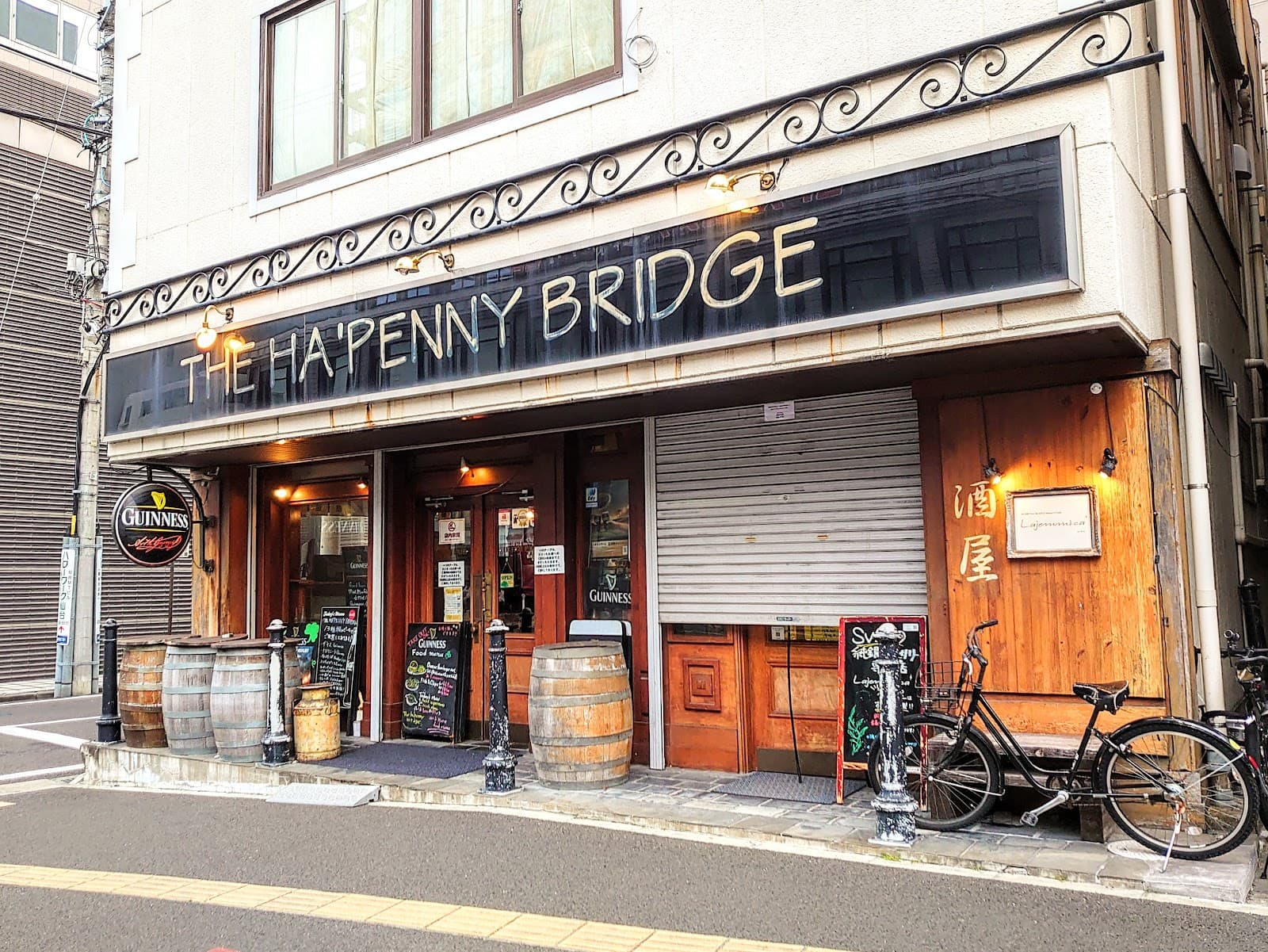The Ha'penny Bridge — Irish pub in Sendai