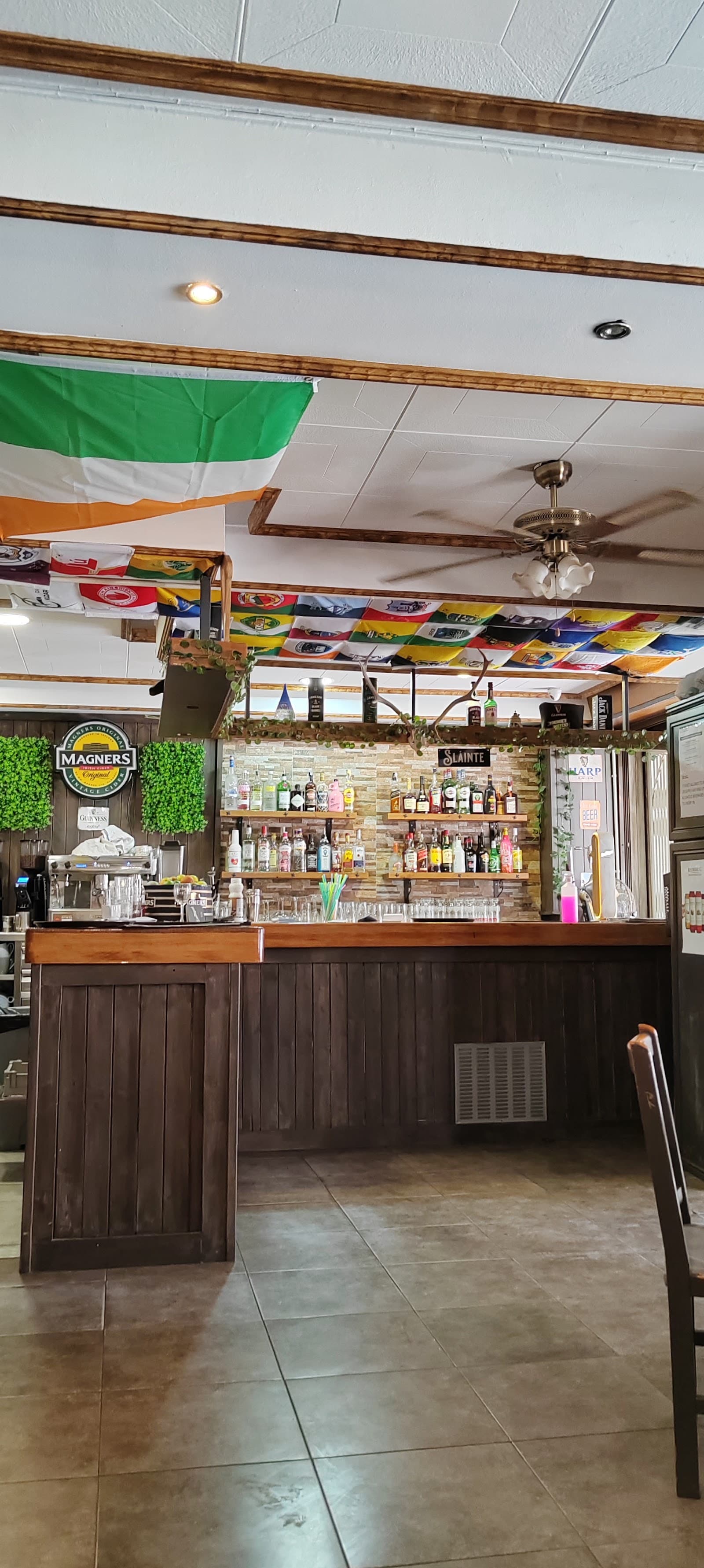 The Harp Bar & Restaurant — Irish pub in Salou