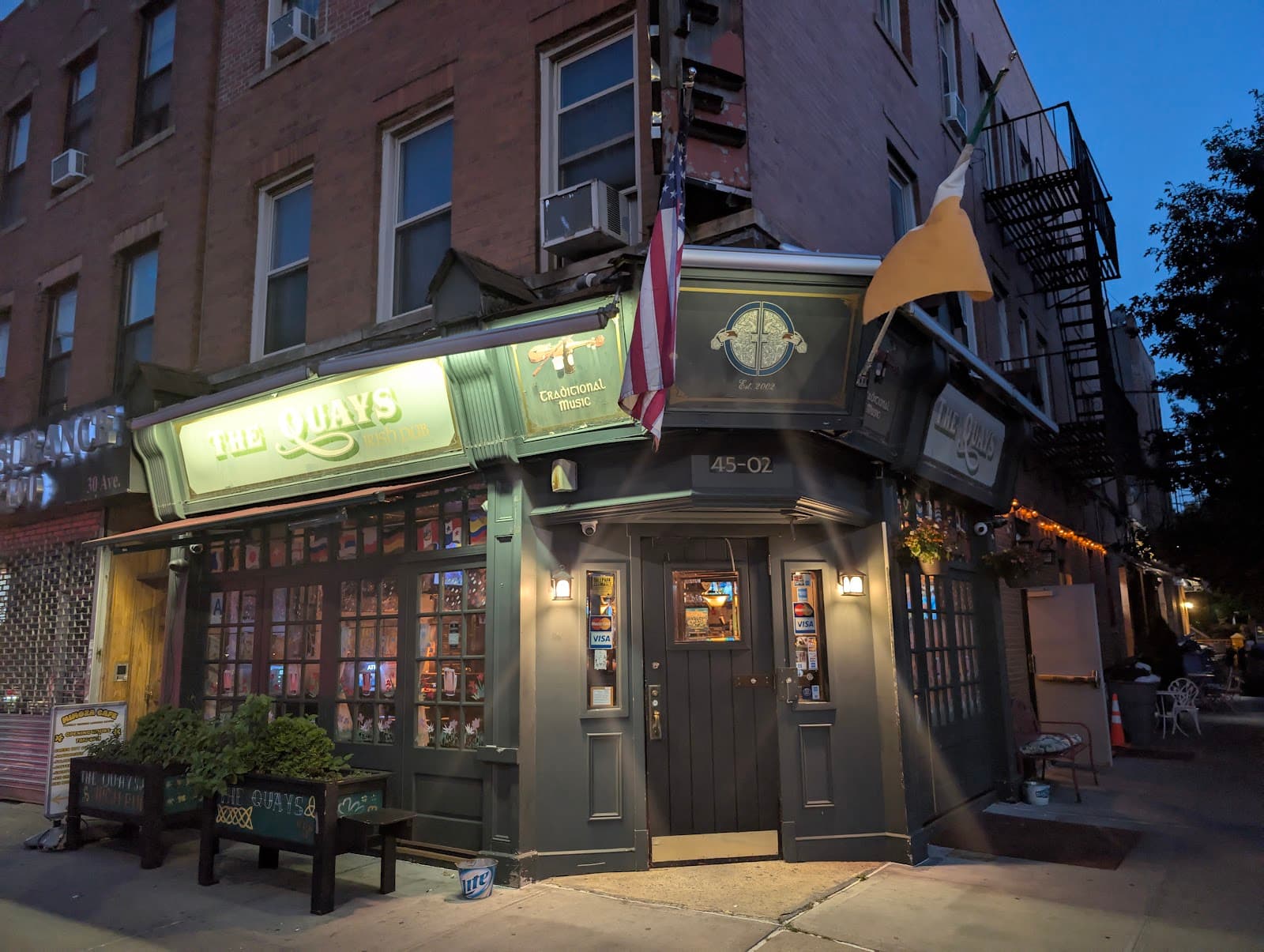The Quays Pub — Irish pub in Queens County
