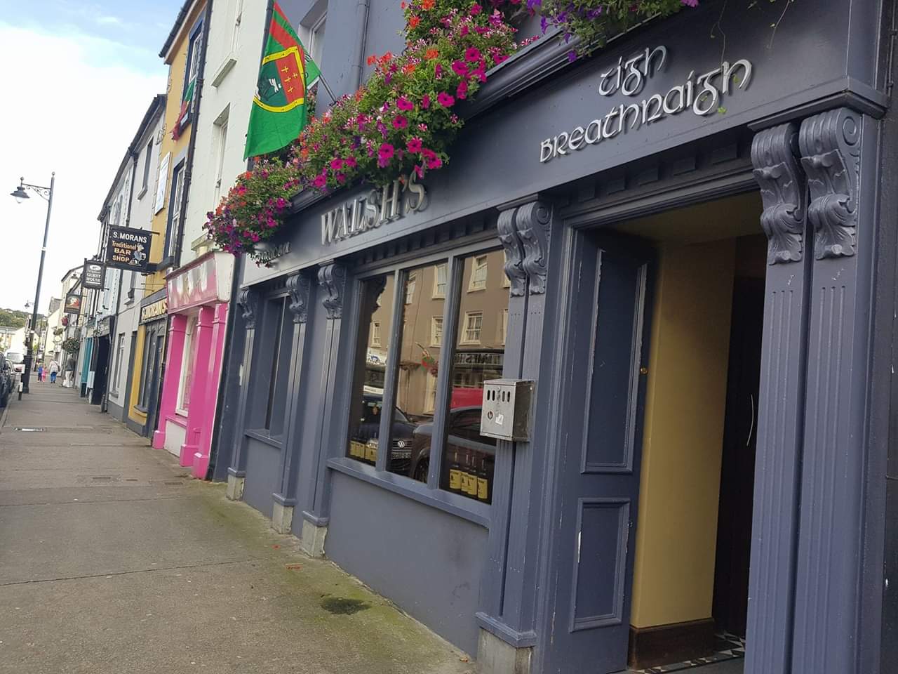 Walsh's — Irish pub in Westport