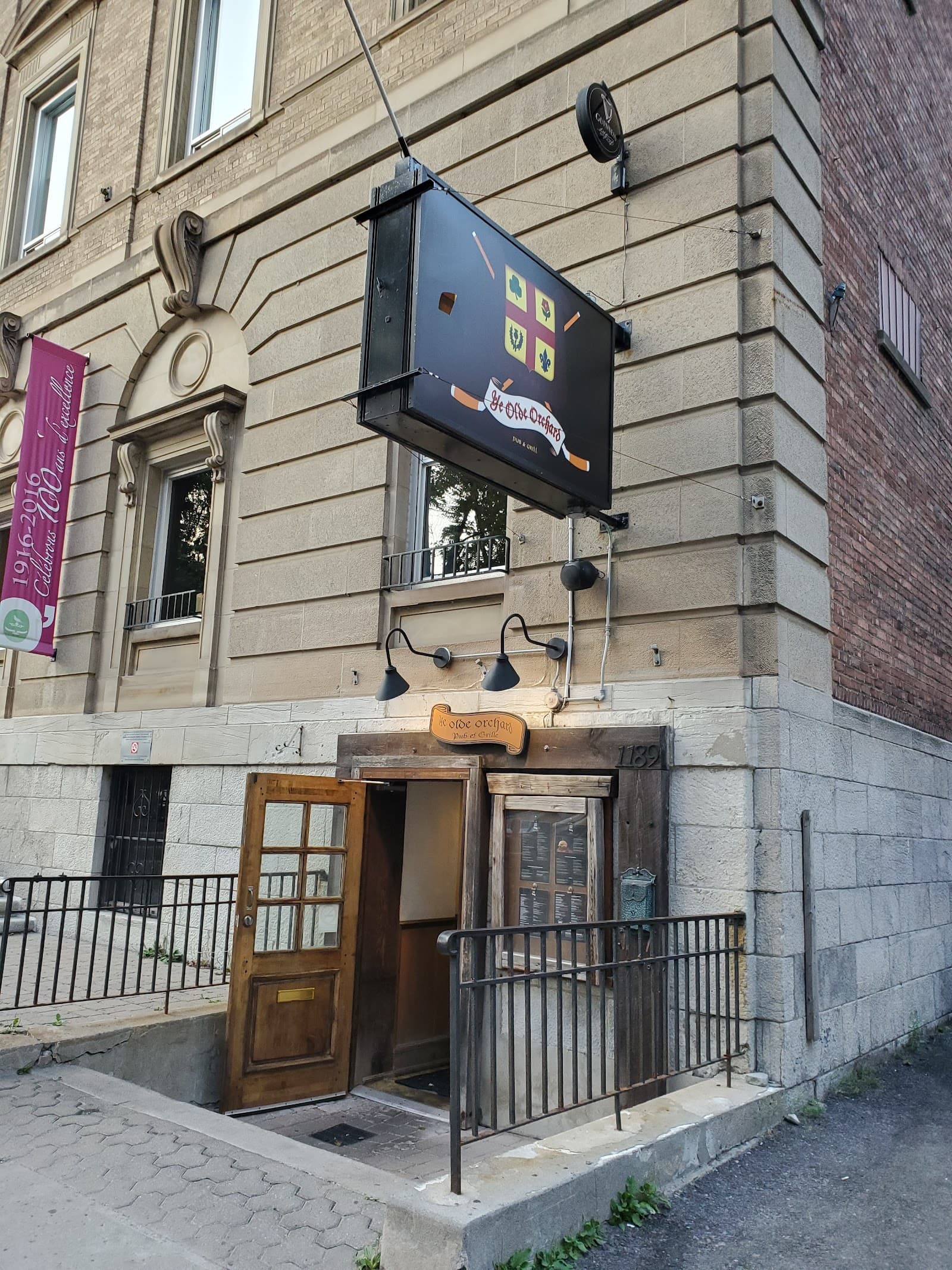 Ye Olde Orchard Pub and Grill — Irish pub in Montreal